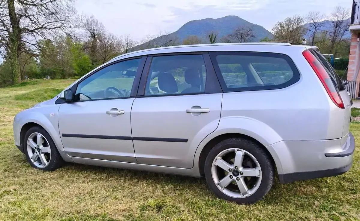 Usata Ford Focus Style 90 CV (66 kW) 2007 Argento Station wagon