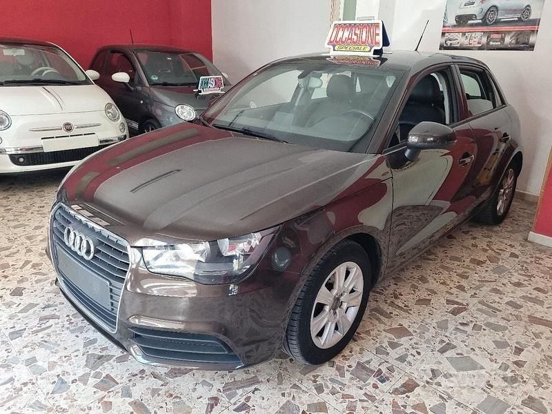 Marrone Usata 2013 Audi A1 Ambition Tre volumi | 9990 € (Buon prezzo) - Immagine 1/4