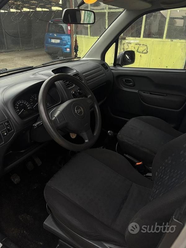 Usata Opel Agila 58 CV (42 kW) 2004 Grigio Monovolume