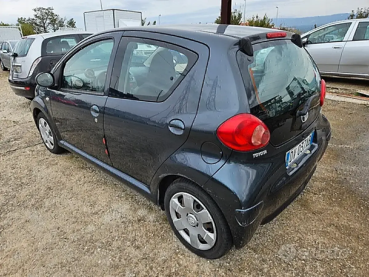 Usata Toyota Aygo 68 CV (50 kW) 2007 Grigio Utilitaria