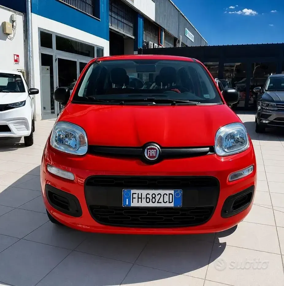 Usata Fiat Panda Lounge 69 CV (50 kW) 2017 Rosso Utilitaria