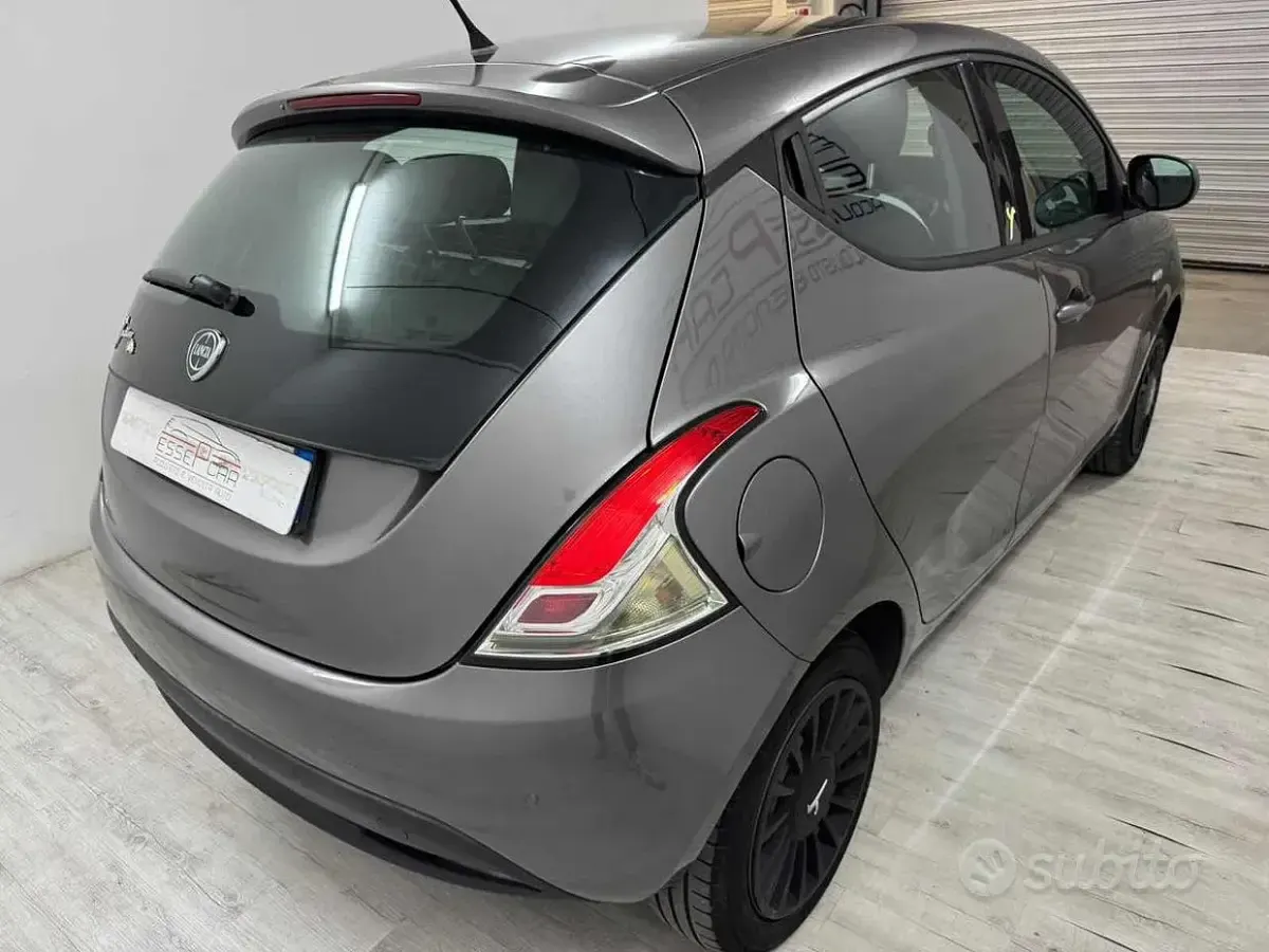 Usata Lancia Ypsilon Gold 69 CV (50 kW) 2015 Grigio Utilitaria