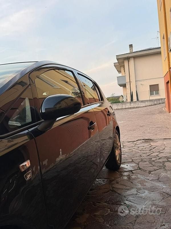 Usata Opel Corsa 85 CV (62 kW) 2012 Nero Berlina