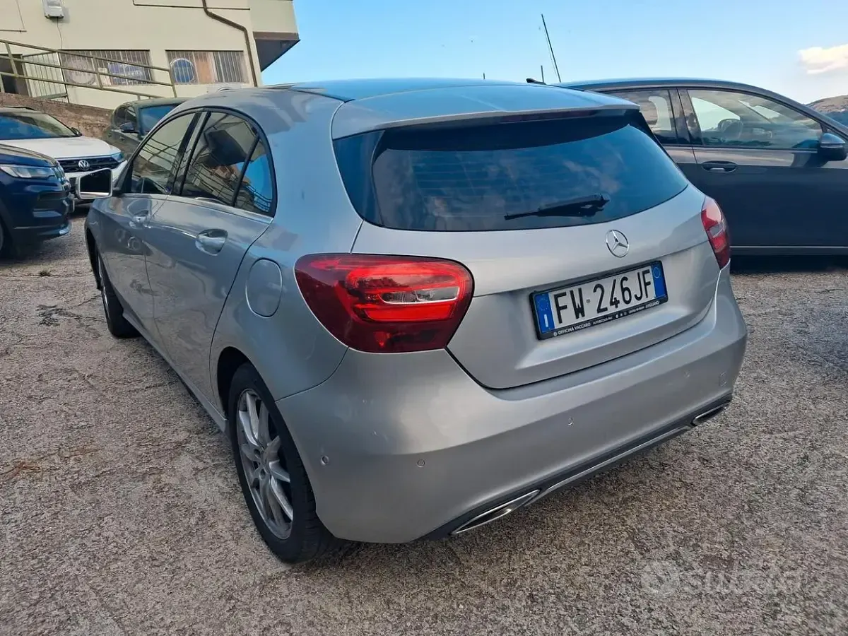 Usata Mercedes A180 122 CV (89 kW) 2016 Grigio Utilitaria