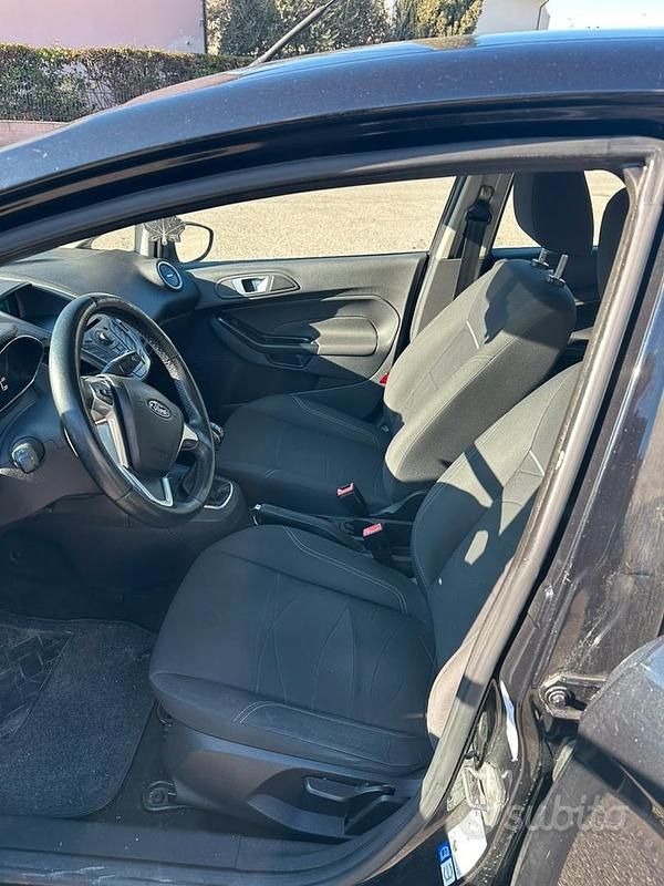 Usata Ford Fiesta 75 CV (55 kW) 2015 Nero Berlina