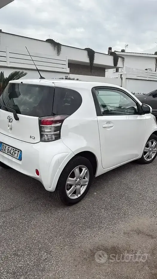 Usata Toyota iQ 68 CV (50 kW) 2009 Bianco Utilitaria