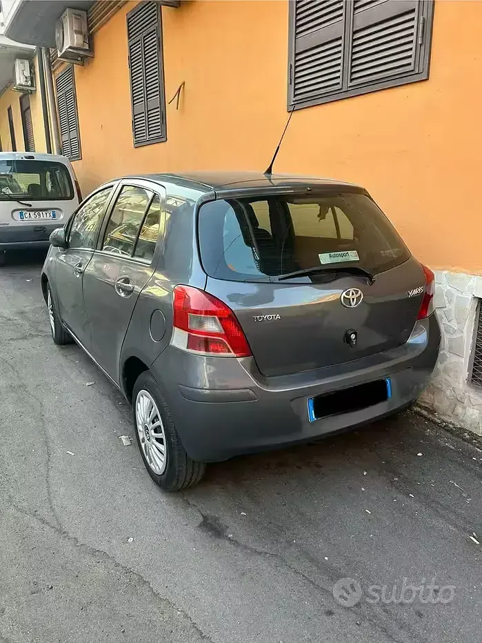 Usata Toyota Yaris 69 CV (50 kW) 2011 Grigio Utilitaria