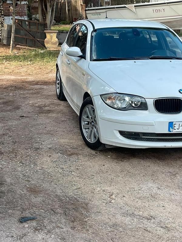 Begagnad BMW 118 143 HK (105 kW) 2010 Vit Halvkombi