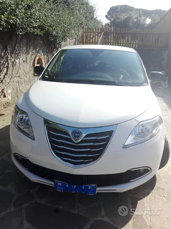 Usata Lancia Ypsilon 95 CV (69 kW) 2013 Bianco Utilitaria
