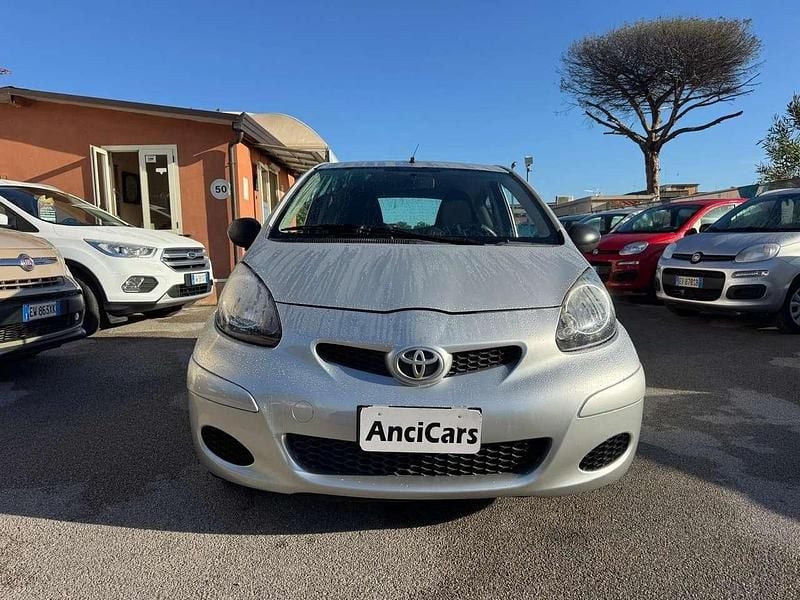 Argento Usata 2009 Toyota Aygo Due volumi | 1990 € (Buon prezzo) - Immagine 1/4