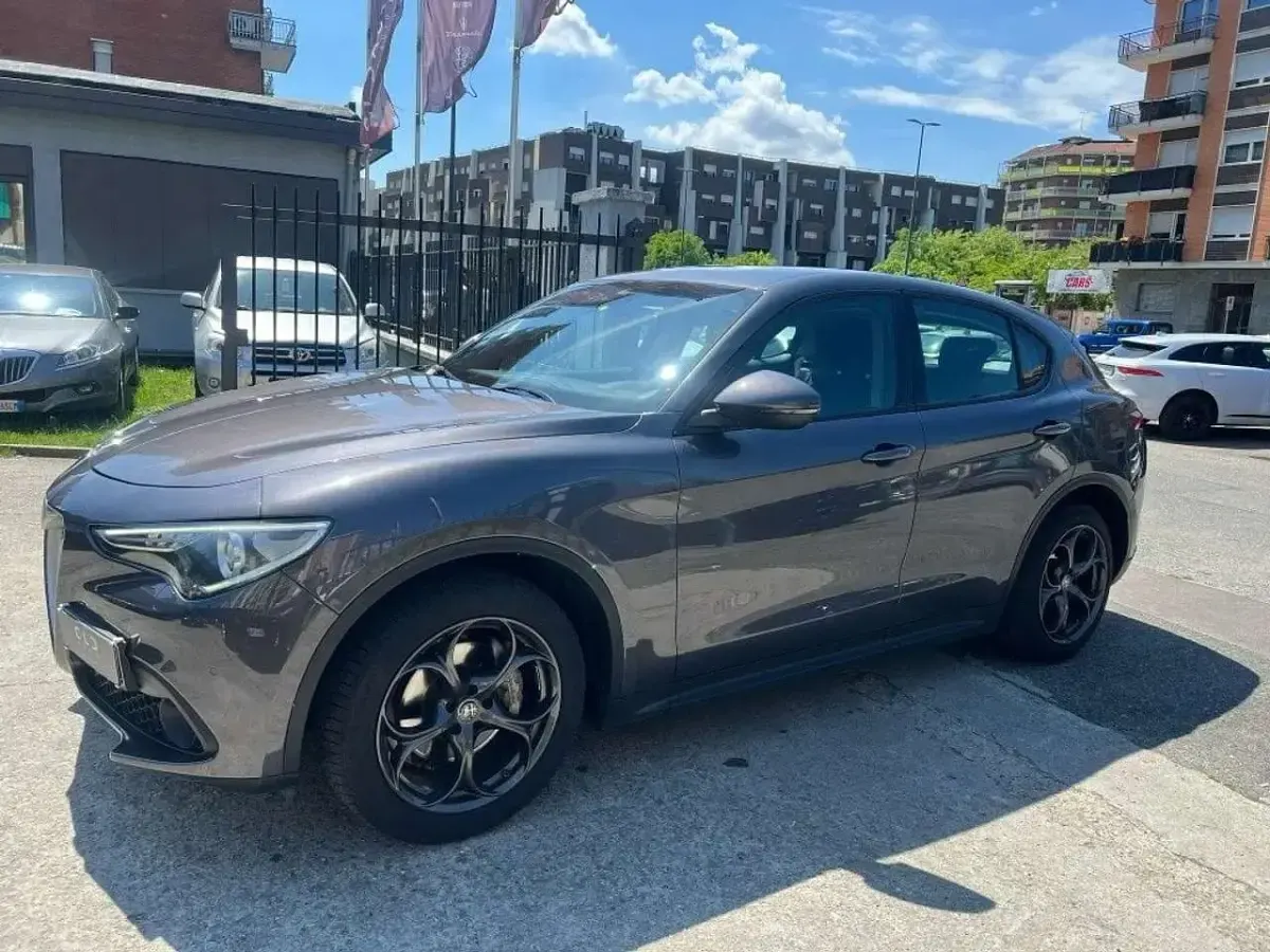 Usata Alfa Romeo Stelvio 180 CV (132 kW) 2018 Grigio scuro SUV