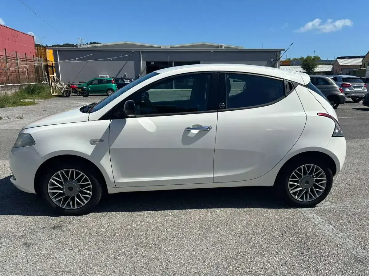 Begagnad Lancia Ypsilon Platinum 69 HK (50 kW) 2012 Vit Halvkombi