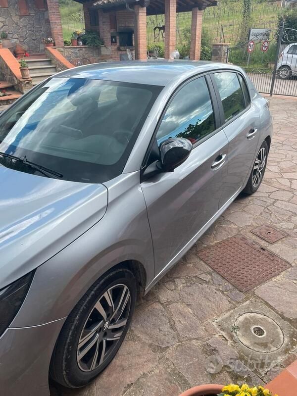 Usata Peugeot 208 Allure 75 CV (55 kW) 2023 Grigio Utilitaria