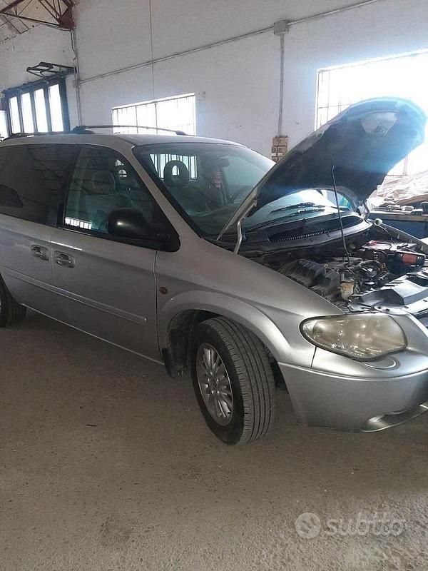 Usata Chrysler Voyager 150 CV (110 kW) 2006 Grigio Monovolume