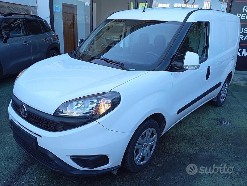 Usata Fiat Doblò Lounge 105 CV (77 kW) 2022 Bianco Monovolume
