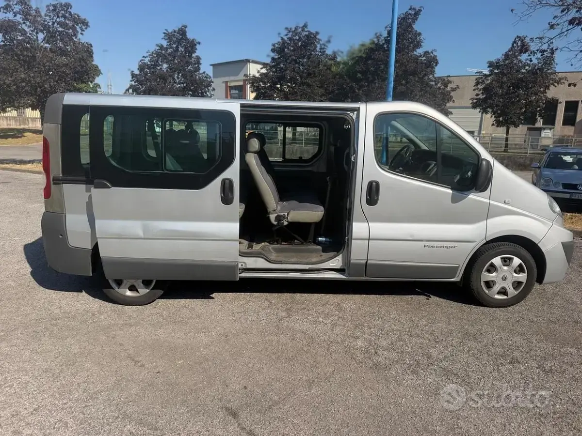 Usata Renault Trafic 114 CV (83 kW) 2007 Grigio Monovolume