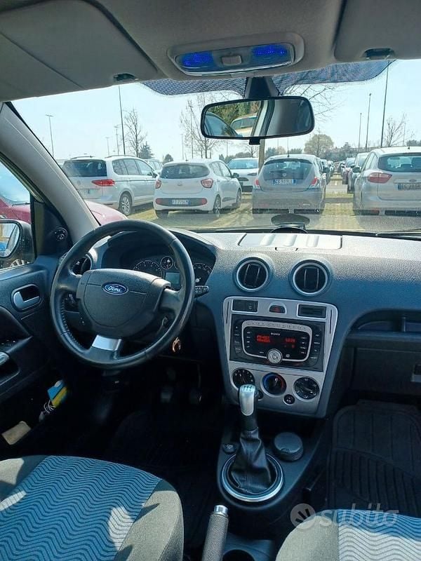 Usata Ford Fusion Titanium 80 CV (58 kW) 2009 Grigio Utilitaria