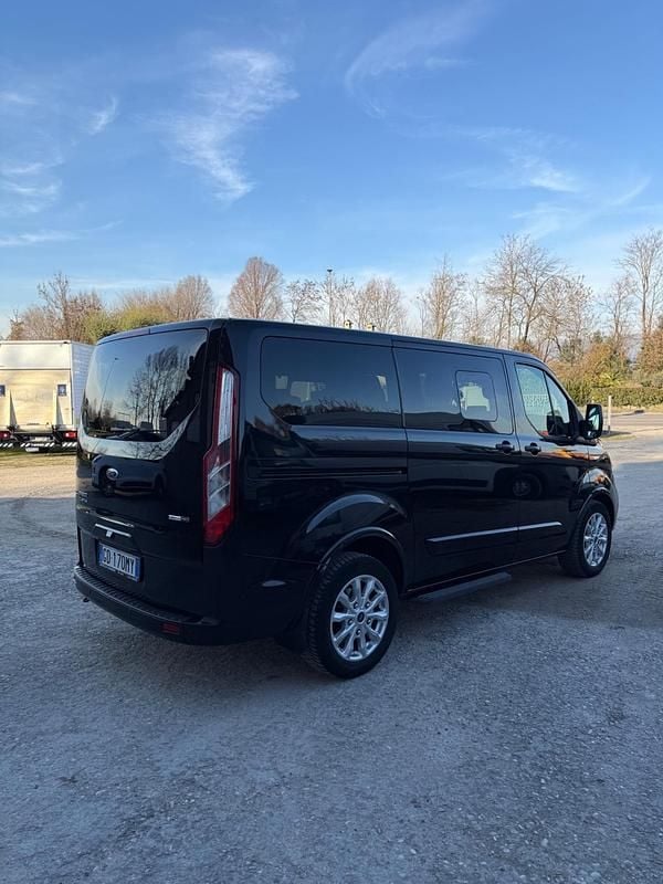 Usata Ford Tourneo 184 CV (135 kW) 2021 Nero Monovolume