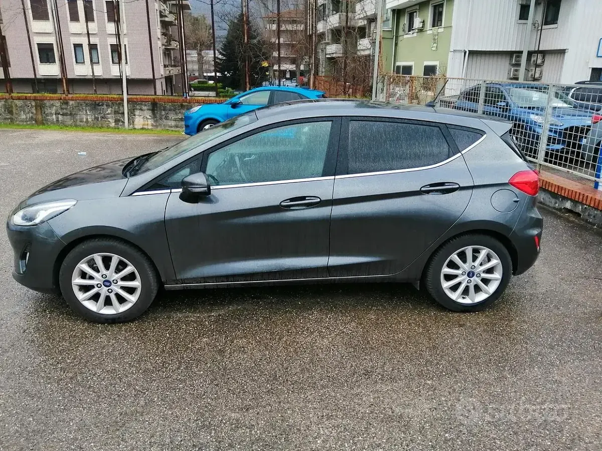 Usata Ford Fiesta 86 CV (63 kW) 2018 Grigio Utilitaria