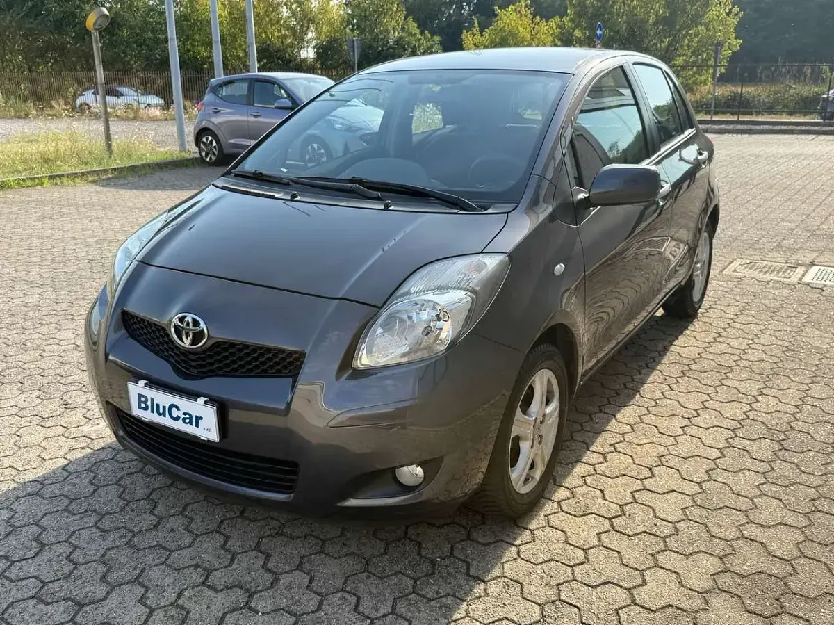 Usata Toyota Yaris Sol 101 CV (74 kW) 2010 Magnetite grey met. Utilitaria