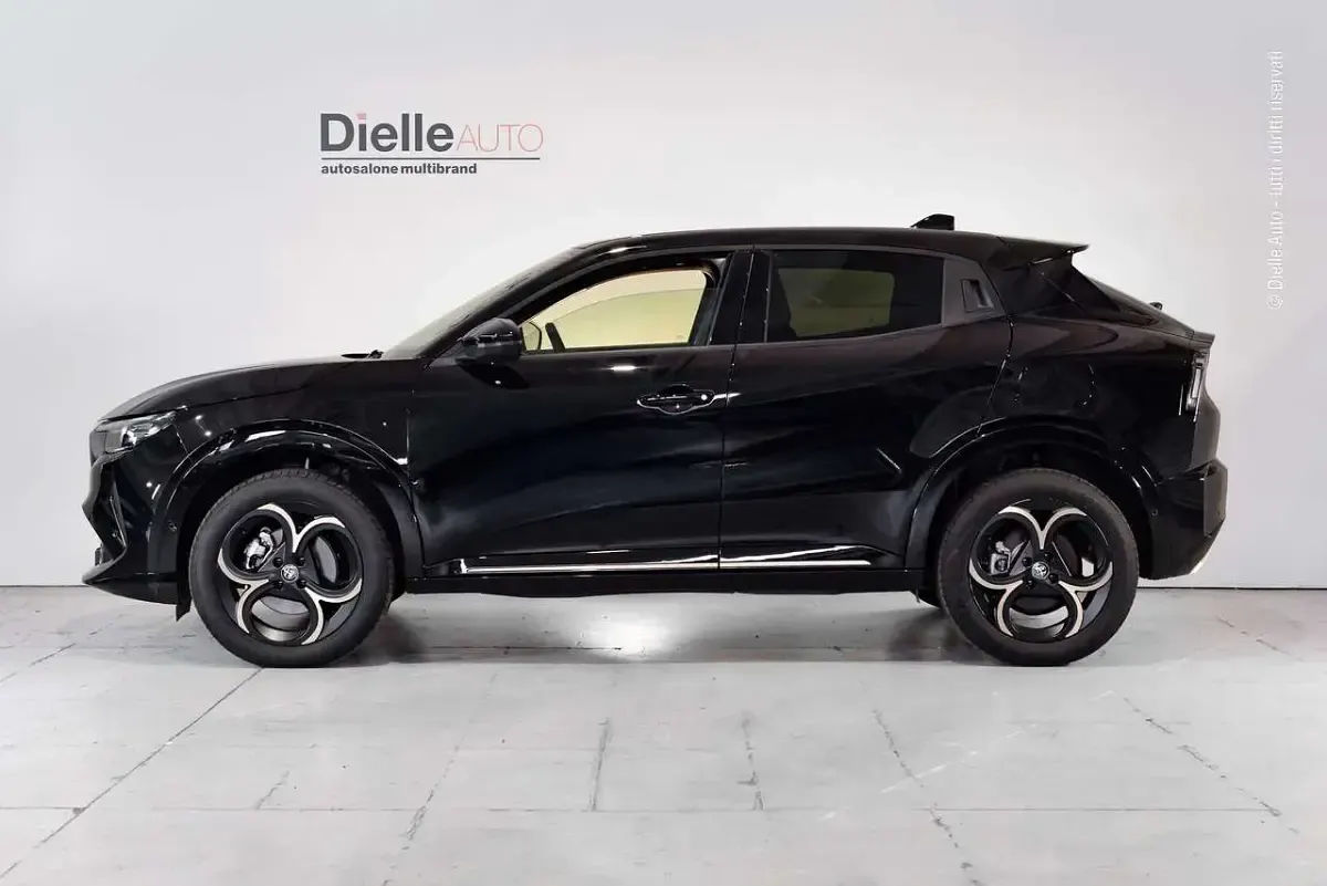 Nuova Alfa Romeo Junior 145 CV (106 kW) 2025 Nero tortona SUV