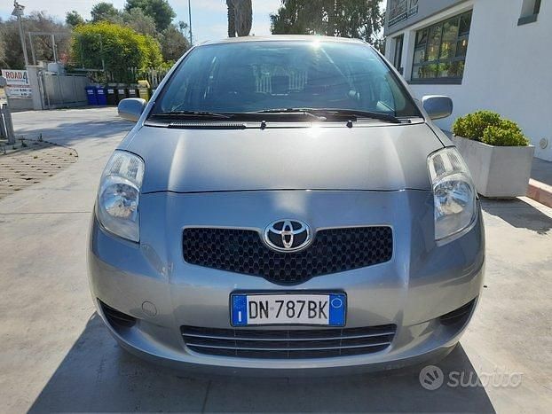 Usata Toyota Yaris Sol 69 CV (50 kW) 2007 Grigio Utilitaria