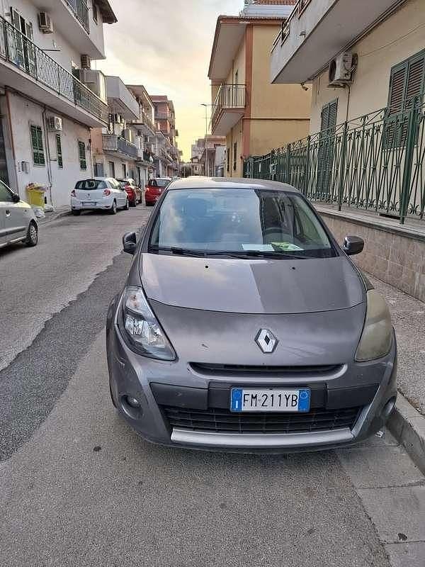 Usata 2010 Renault Clio II Dynamique Tre volumi | 1000 € (Super prezzo) - Immagine 1/4