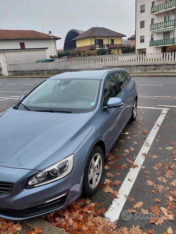 Usata Volvo V60 150 CV (110 kW) 2016 Blu Station wagon