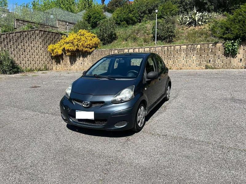Brugt Toyota Aygo 68 HK (50 kW) 2009 Grå Hatchback