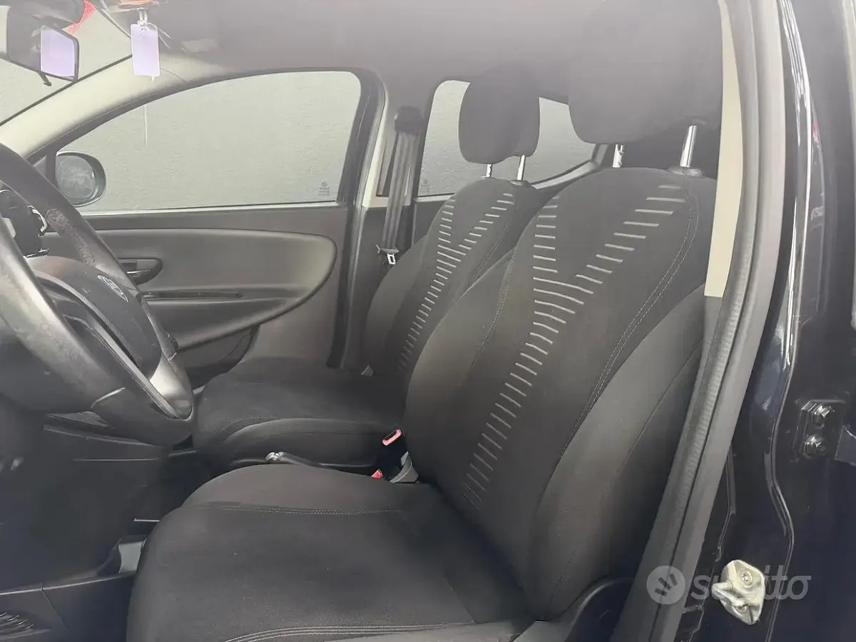 Usata Lancia Ypsilon 60 CV (44 kW) 2011 Blu Utilitaria