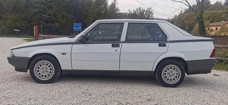 Usata Alfa Romeo 75 122 CV (89 kW) 1989 Bianco Berlina