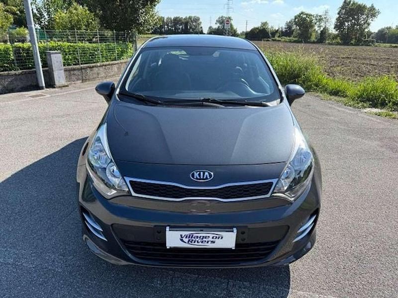 Usado Kia Rio Active 86 HP (63 kW) 2015 Cinzento Sedan