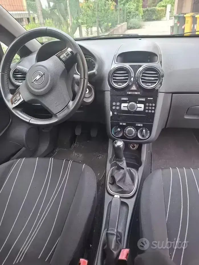 Usata Opel Corsa 65 CV (47 kW) 2011 Bianco Utilitaria