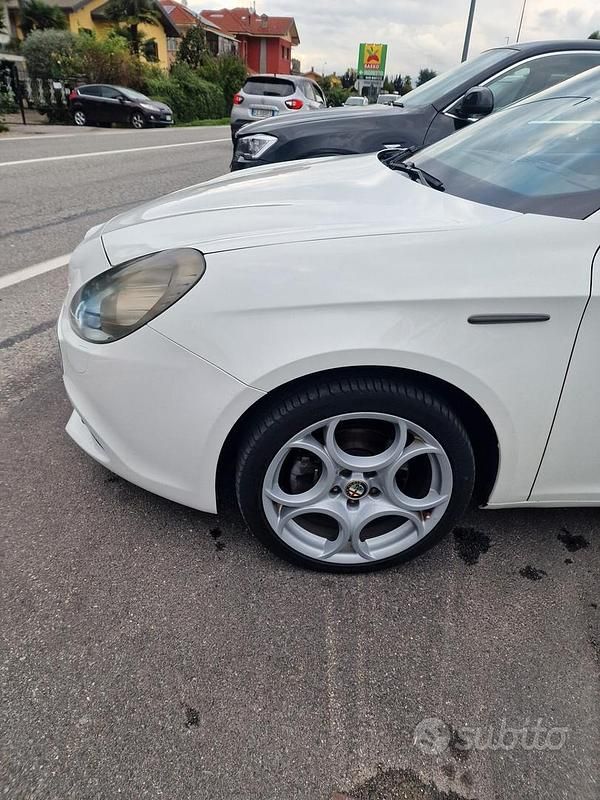 Usata Alfa Romeo Giulietta Distinctive 120 CV (88 kW) 2011 Bianco Utilitaria