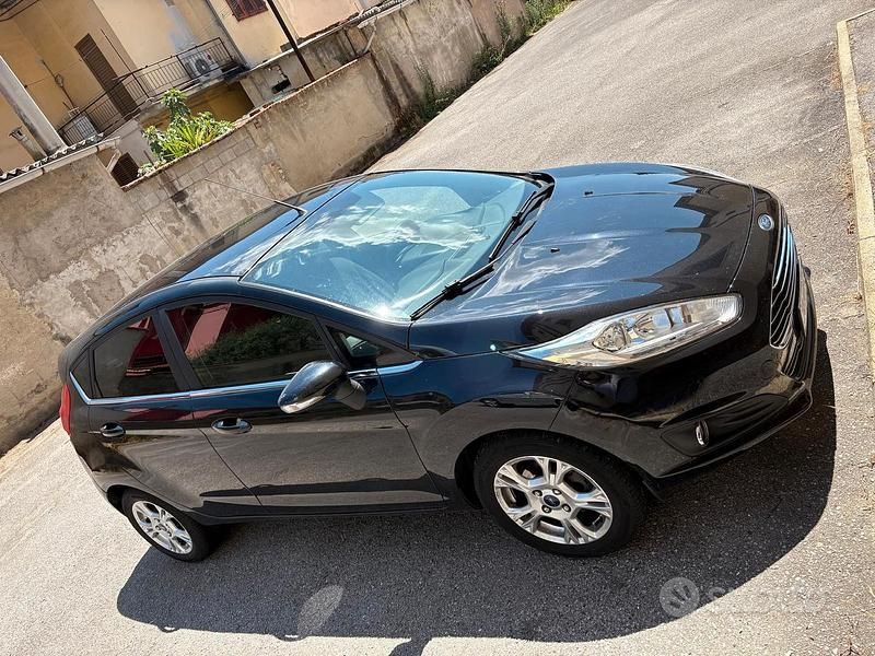 Usata Ford Fiesta 100 CV (73 kW) 2015 Nero Utilitaria