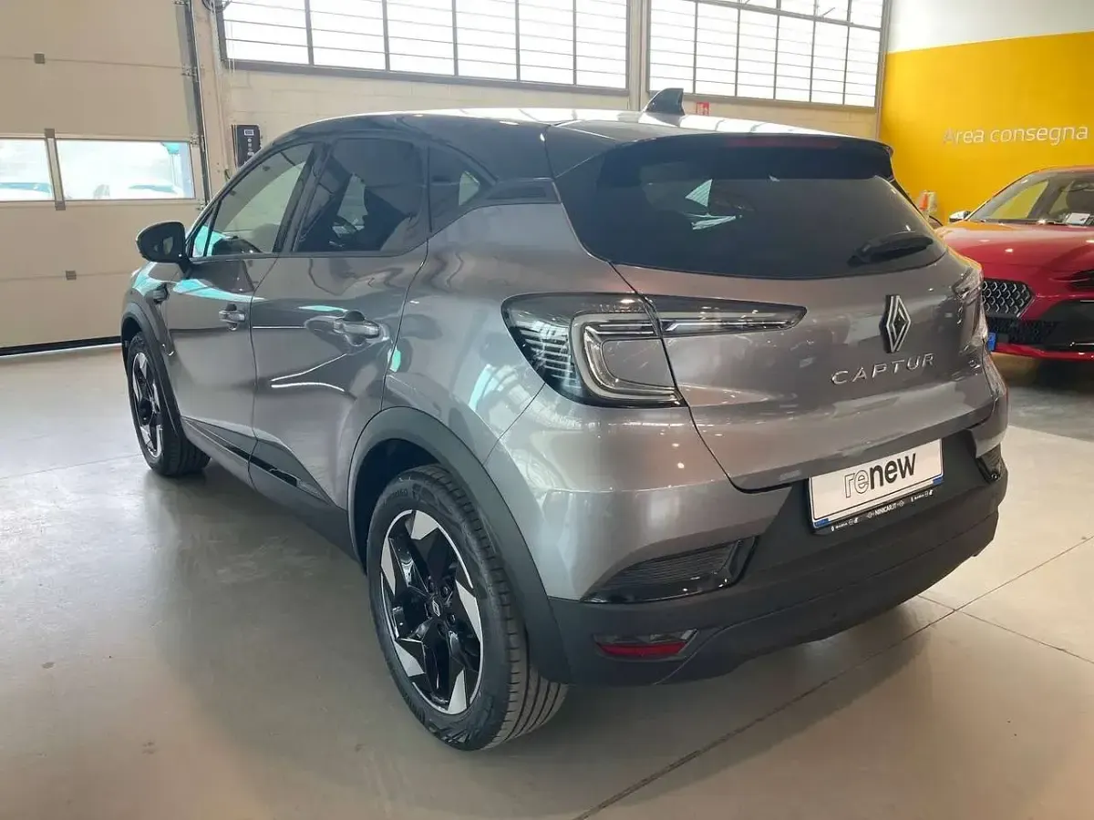 Usata Renault Captur Techno 91 CV (66 kW) 2025 Grigio scuro tetto nero SUV