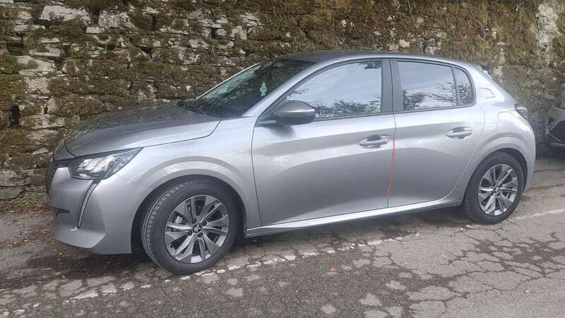 Grigio Usata 2020 Peugeot 208 Allure Due volumi | 11.950 € (Buon prezzo) - Immagine 1/4