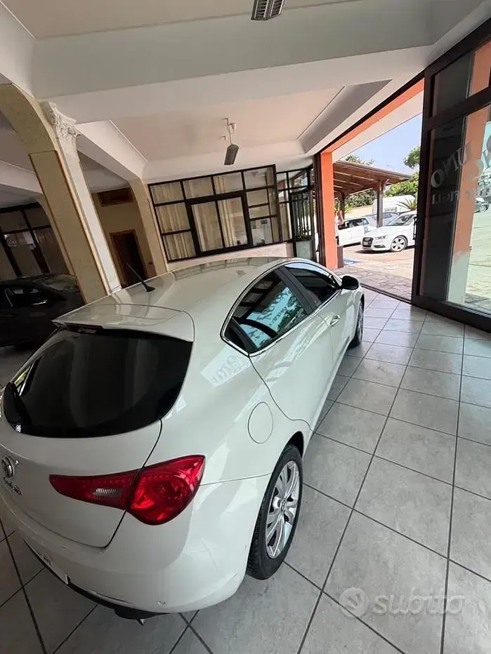 Usata Alfa Romeo Giulietta Distinctive 170 CV (125 kW) 2011 Bianco Utilitaria