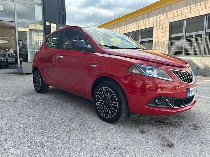 Usata Lancia Ypsilon Gold 69 CV (50 kW) 2023 Rosso Utilitaria