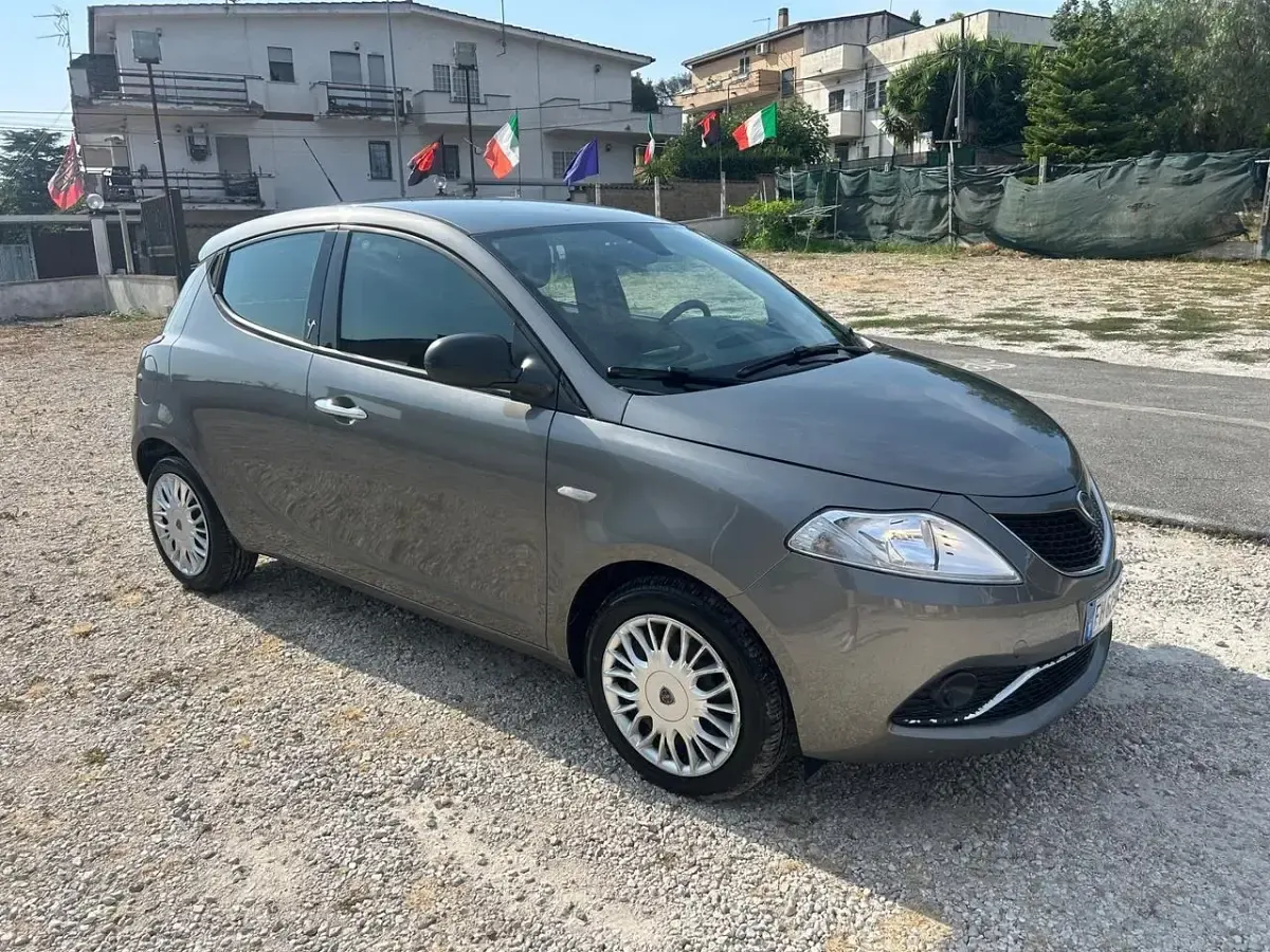 Usata Lancia Ypsilon Gold 95 CV (69 kW) 2017 Beige Utilitaria