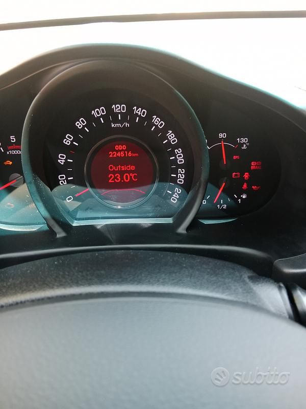 Usata Kia Carens 2011 Bianco Monovolume