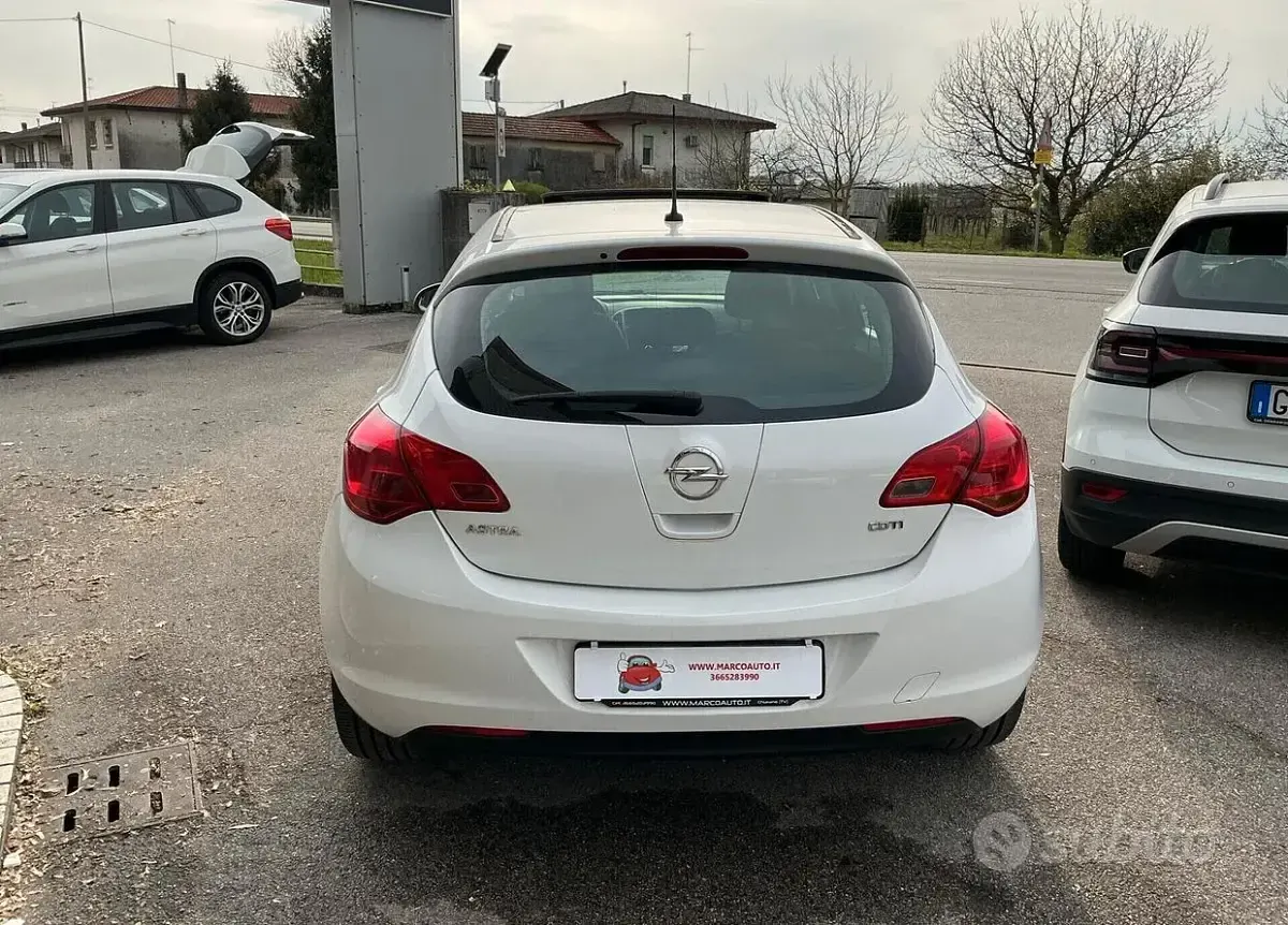 Usata Opel Astra 125 CV (91 kW) 2010 Bianco Berlina