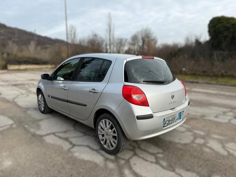 Usata Renault Clio II LE 74 CV (54 kW) 2007 Argento Berlina