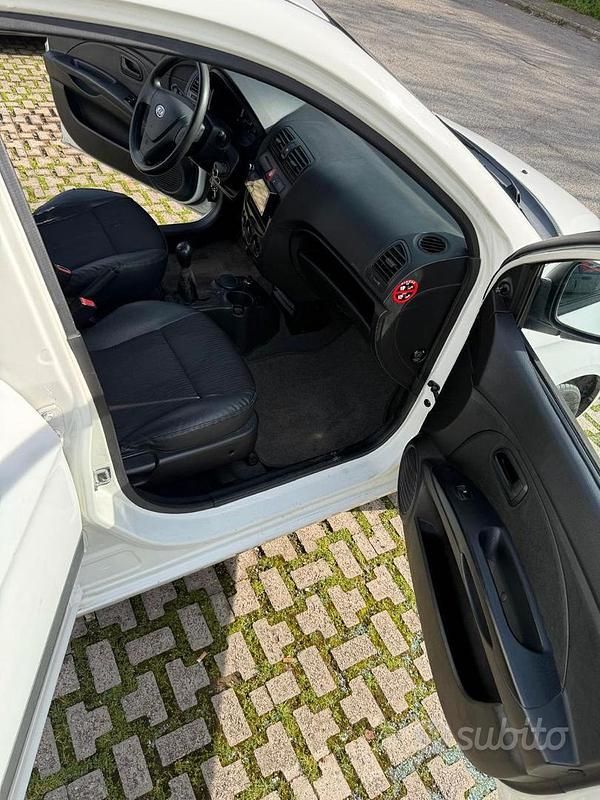Usata Kia Picanto 63 CV (46 kW) 2008 Bianco Utilitaria