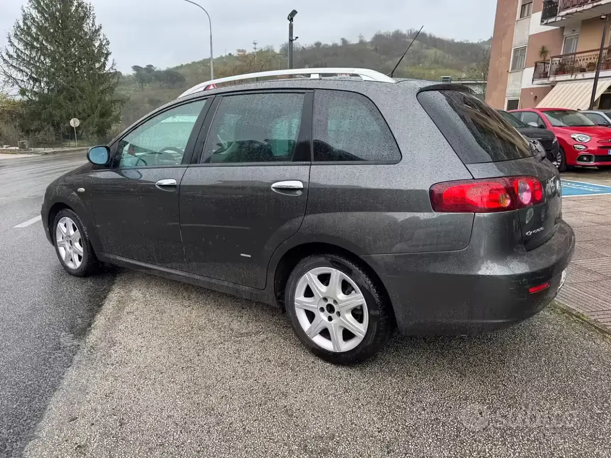 Usado Fiat Croma Dynamic 150 HP (110 kW) 2006 Cinzento Carrinha