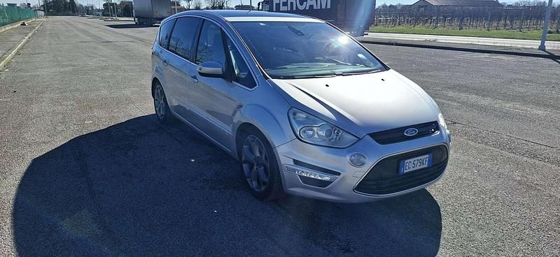 Usata Ford S-MAX Titanium 140 CV (102 kW) 2011 Argento Monovolume