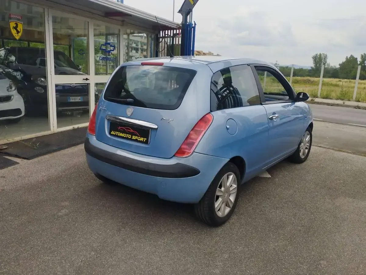 Usata Lancia Ypsilon 69 CV (50 kW) 2004 Blu/azzurro Utilitaria