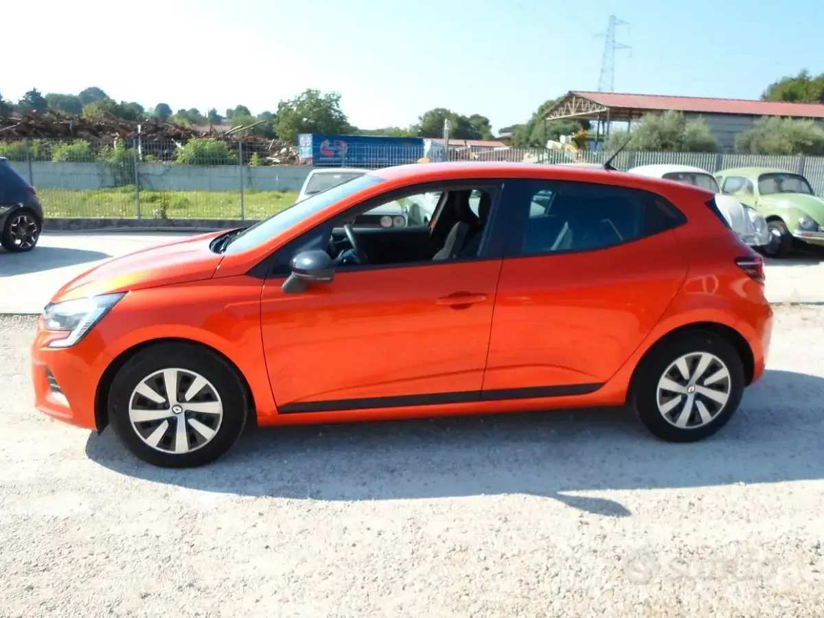 Usata Renault Clio V 91 CV (66 kW) 2023 Arancione Berlina