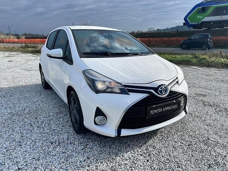 Usata Toyota Yaris Hybrid Active 75 CV (55 kW) 2016 Nero Berlina