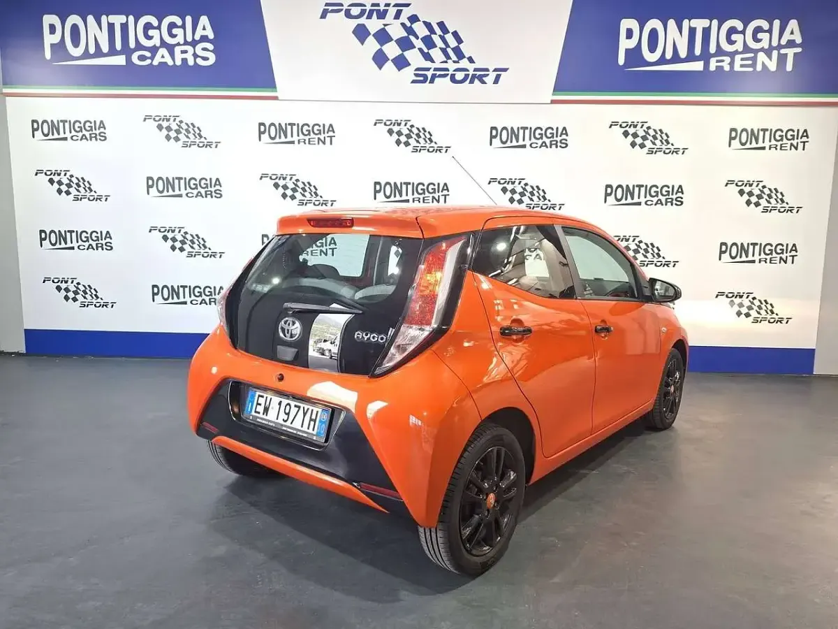 Usata Toyota Aygo 69 CV (50 kW) 2014 Arancione Utilitaria
